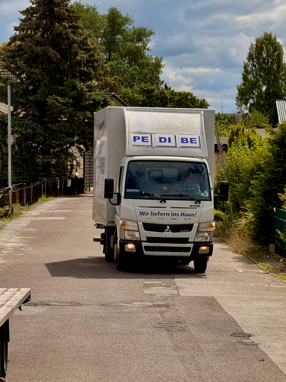 Die Mannschaft des PE-DI-BE Getränkehandels am Lieferwagen